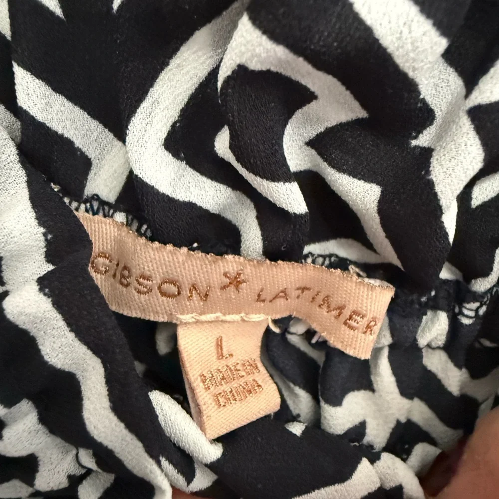 Gibson Latimer Black and White Geometric Blouse - Picture 3 of 7